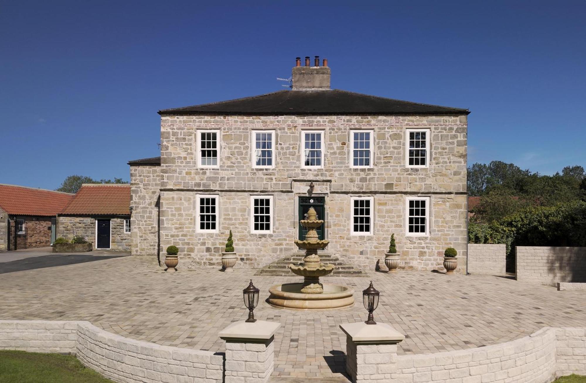 Killerby Old Hall With Hot Tub And Swimming Pool สการ์โบโรห์ ภายนอก รูปภาพ